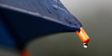 Guarda-chuva na mão e casaco no braço: previsão é de chuva e frio em CG e todo MS