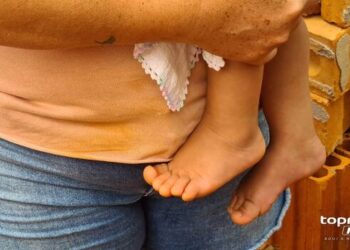 Homem agride esposa em frente aos filhos e quebra móveis da casa em Maracaju