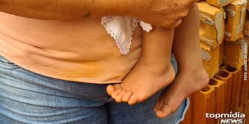 Homem agride esposa em frente aos filhos e quebra móveis da casa em Maracaju