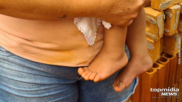 Homem agride esposa em frente aos filhos e quebra móveis da casa em Maracaju