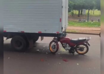 Moto fica presa a caminhão e motociclista fratura braço em acidente na Gunter Hans