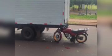 Moto fica presa a caminhão e motociclista fratura braço em acidente na Gunter Hans