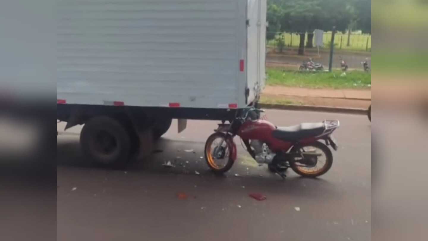 Moto fica presa a caminhão e motociclista fratura braço em acidente na Gunter Hans