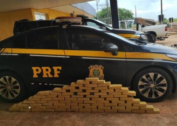 Jovem tenta fugir da PRF transportando 82 kg de cocaína