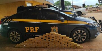 Jovem tenta fugir da PRF transportando 82 kg de cocaína
