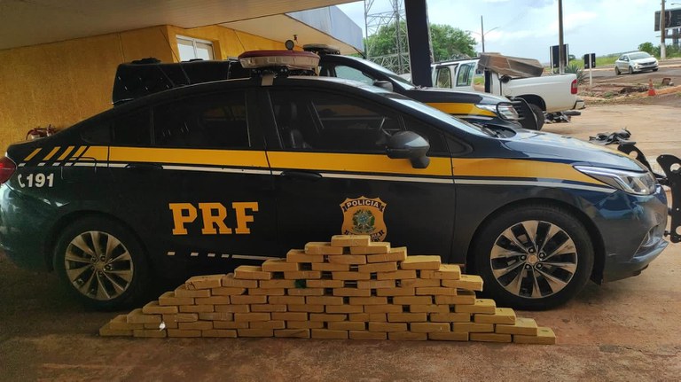 Jovem tenta fugir da PRF transportando 82 kg de cocaína