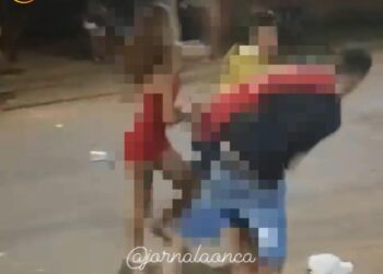 Vídeo: adolescentes saem no s0c0 em frente a tabacaria no Caioba