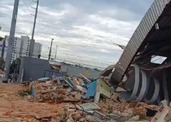 Vídeo: sem ordem judicial, homem manda demolir casas e até comércio na Vila Marli