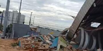 Vídeo: sem ordem judicial, homem manda demolir casas e até comércio na Vila Marli