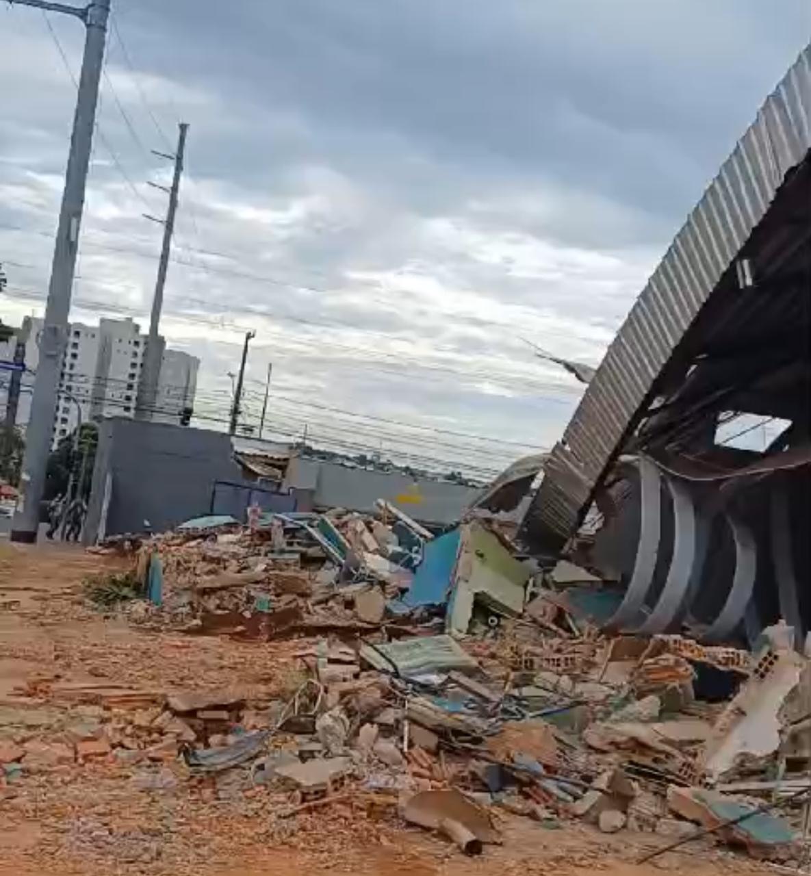 Vídeo: sem ordem judicial, homem manda demolir casas e até comércio na Vila Marli