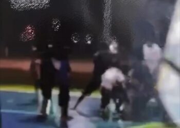 Revoltante: crianças imobilizam e 3sp4nc4m menino com TEA em quadra de esportes; veja imagens