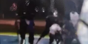 Revoltante: crianças imobilizam e 3sp4nc4m menino com TEA em quadra de esportes; veja imagens