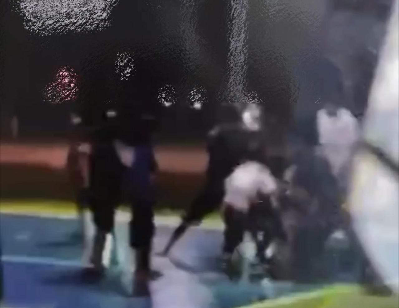 Revoltante: crianças imobilizam e 3sp4nc4m menino com TEA em quadra de esportes; veja imagens