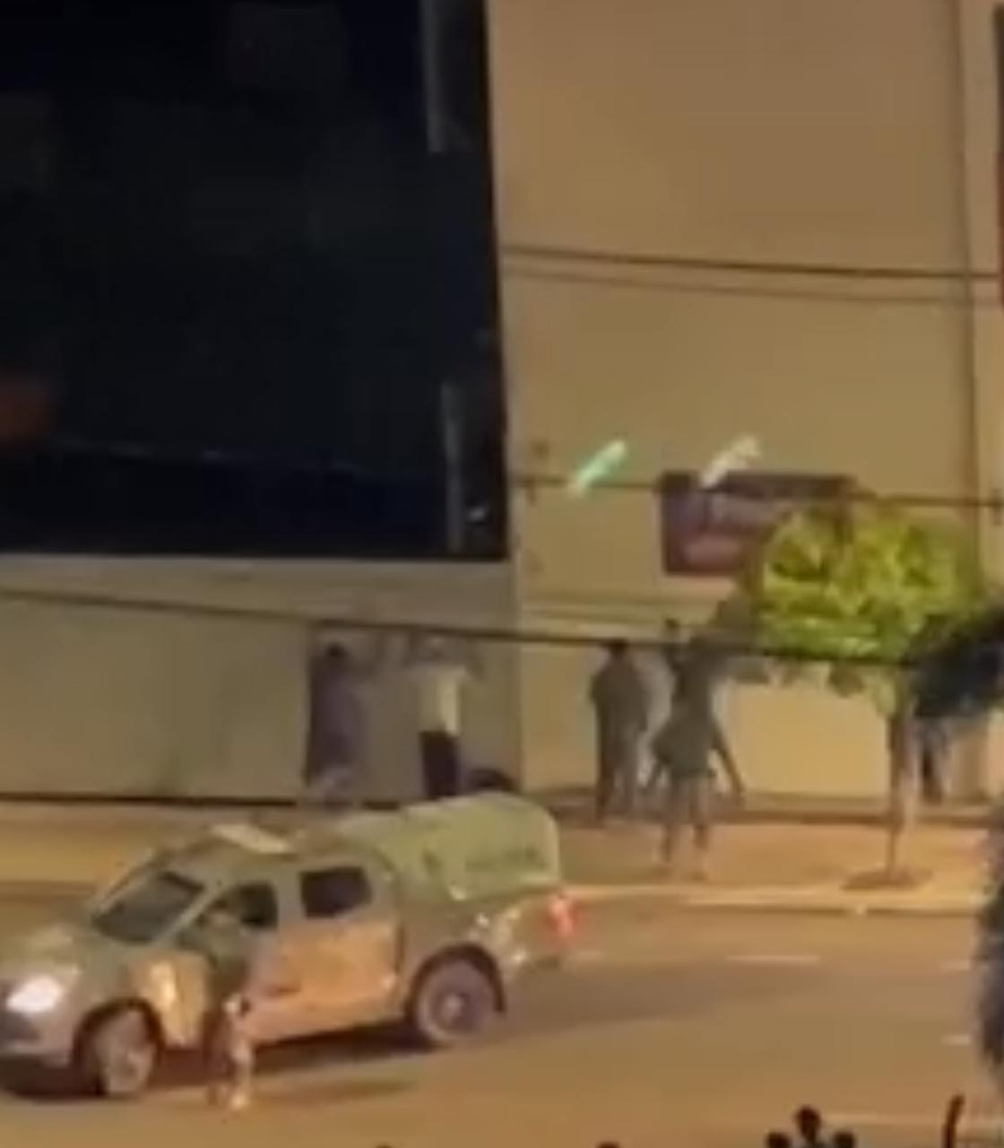 Tentativa de assalto na saída do carnaval tem confusão na porta de hospital