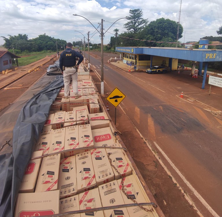PRF apreende 400 mil maços de cigarros em Rio Brilhante