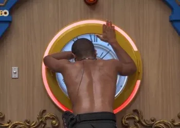 Vídeo: isolado pela maioria Davi pensa em desistir do BBB e Boninho intervém