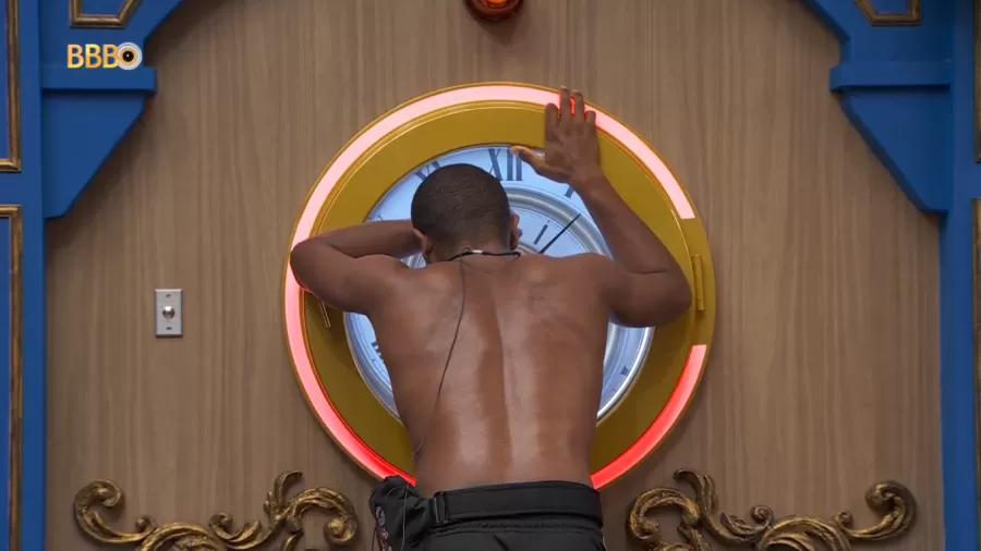 Vídeo: isolado pela maioria Davi pensa em desistir do BBB e Boninho intervém