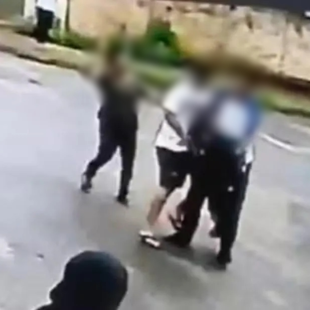 Vídeo: adolescente ameaça aluno e é m*rto em frente à escola em GO