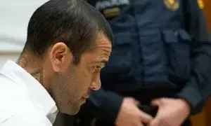 Daniel Alves é condenado a 4 anos e 6 meses de prisão por estüpr0