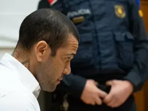 Daniel Alves é condenado a 4 anos e 6 meses de prisão por estüpr0