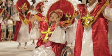 Primeira noite do desfile das Escolas de Samba de Campo Grande agita Praça do Papa