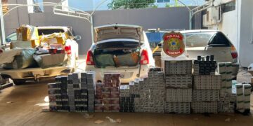 Trio é flagrado com 500 pacotes de cigarros, vapes e pneus contrabandeados 