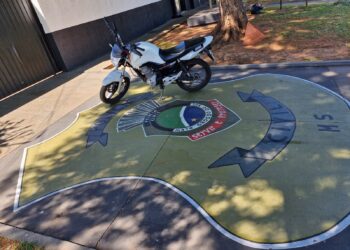 Sem habilitação, jovem “empinador” de moto é autuado e veículo apreendido