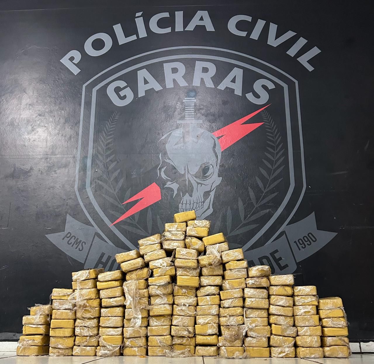 Com ajuda de cão farejador, polícia apreende 126 kg de pasta base de cocaína em Campo Grande