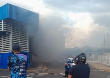 Vídeo: incêndio atingiu 7 boxes no camelódromo que ficará fechado nesta 2ª
