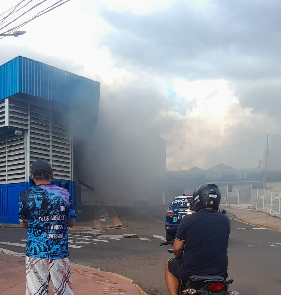 URGENTE: Incêndio atinge camelódromo em Campo Grande