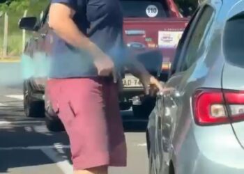 Vídeo: homem descer armado de carro após discussão por causa de seta em CG