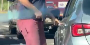 Vídeo: homem descer armado de carro após discussão por causa de seta em CG