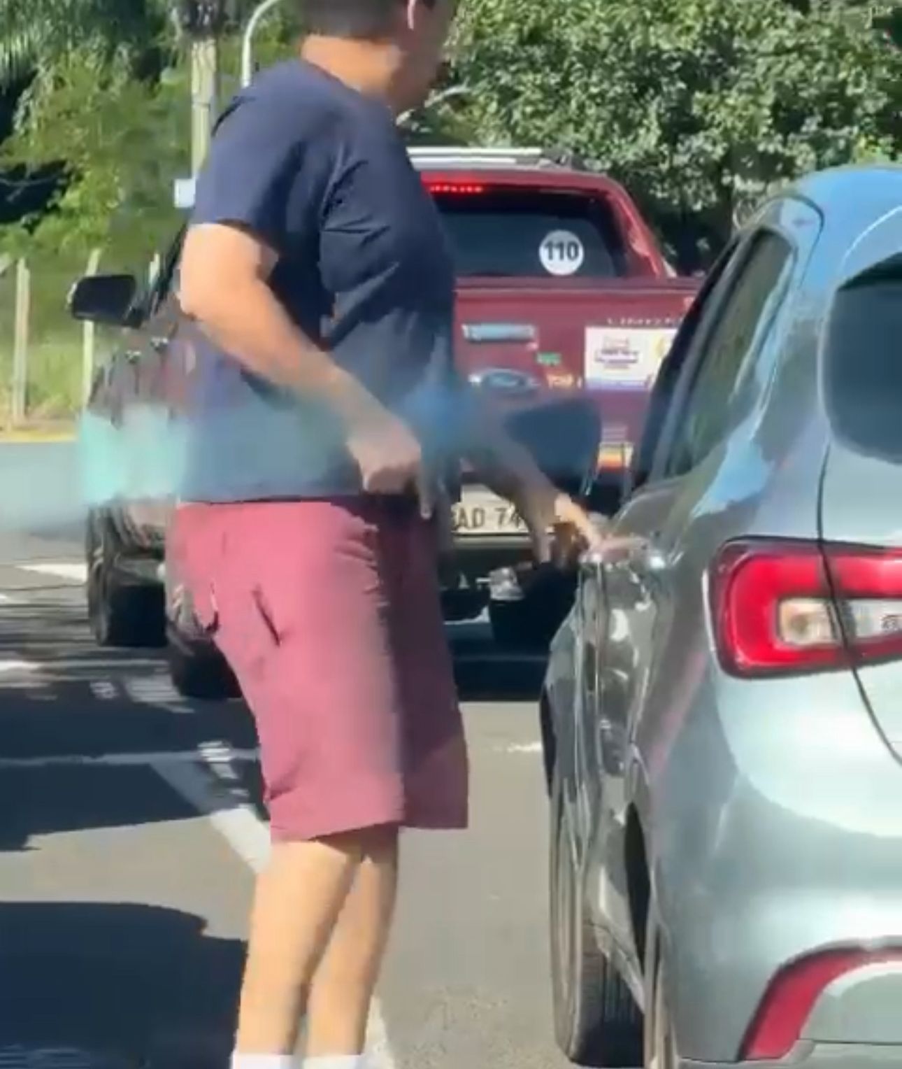 Vídeo: homem descer armado de carro após discussão por causa de seta em CG