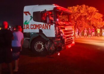 Dois m0rrem em batida entre carro e carreta