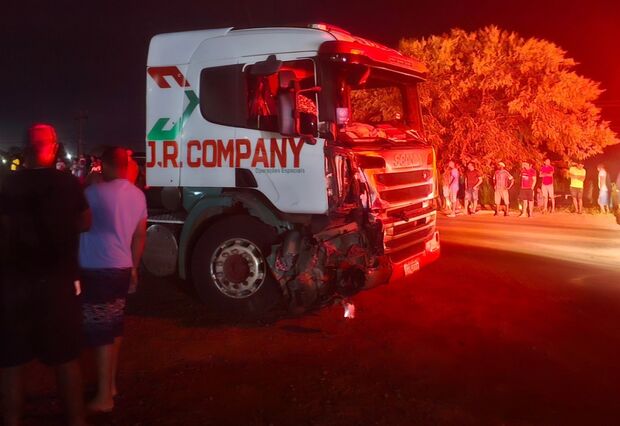 Dois m0rrem em batida entre carro e carreta