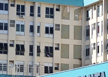 Vídeo: Paciente cai de janela na  Santa Casa m; imagens mostram resgate dos bombeiros 