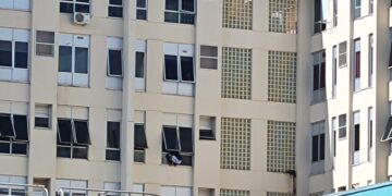 Vídeo: Paciente cai de janela na  Santa Casa m; imagens mostram resgate dos bombeiros 