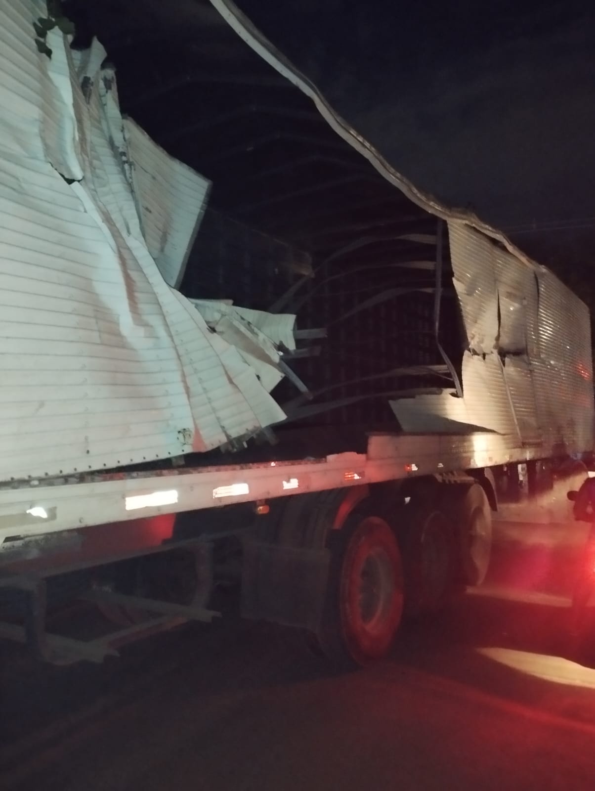 Vídeo: Bêbado apanha mais que ‘gato de desenho’ ao deixar rastro de destruição com carreta