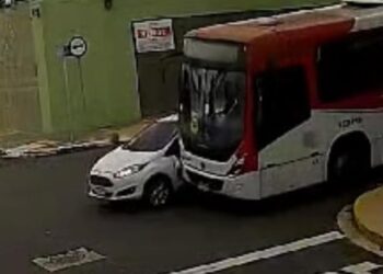 Vídeo: ônibus atinge Ford Fiesta após condutora invadir faixa exclusiva na Rui Barbosa 
