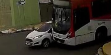 Vídeo: ônibus atinge Ford Fiesta após condutora invadir faixa exclusiva na Rui Barbosa 