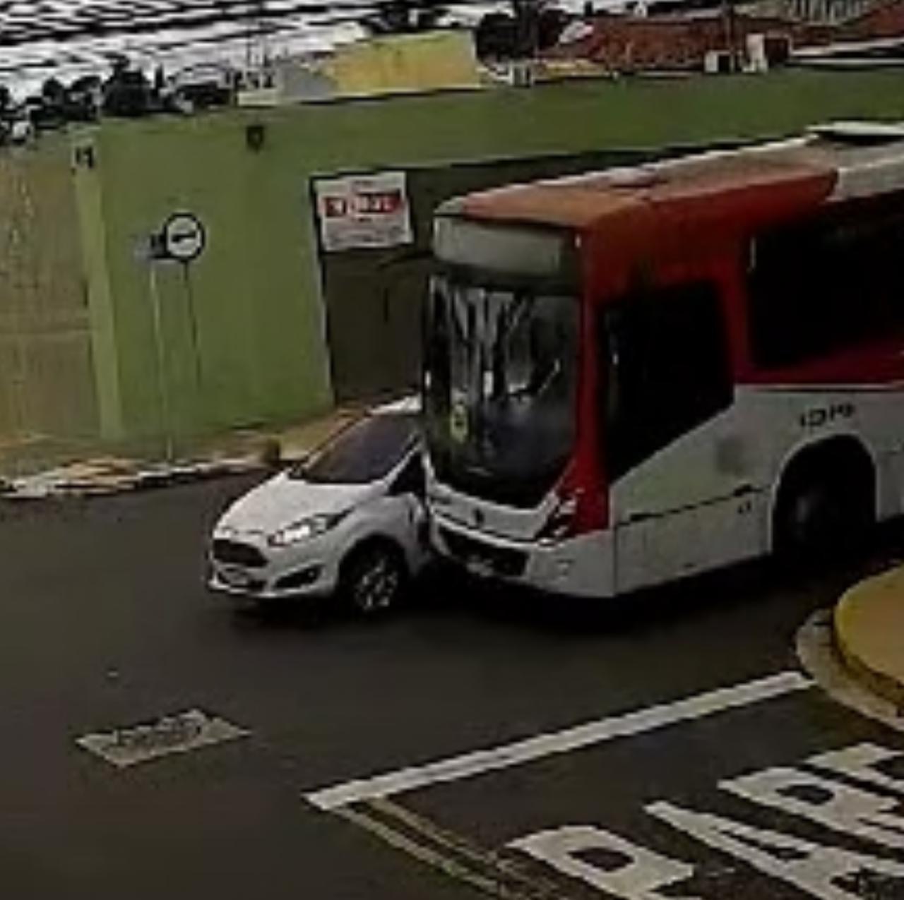 Vídeo: ônibus atinge Ford Fiesta após condutora invadir faixa exclusiva na Rui Barbosa 