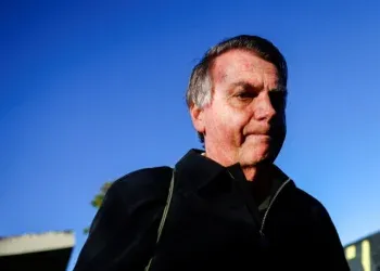 Bolsonaro descumpre cautelares e Xandão determina prisão domiciliar de ex-presidente