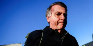 Moraes manda Bolsonaro entregar passaporte em investigação sobre tentativa de golpe para mantê-lo no poder