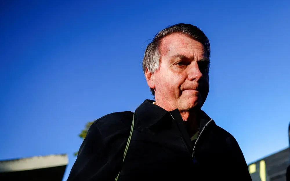Bolsonaro descumpre cautelares e Xandão determina prisão domiciliar de ex-presidente
