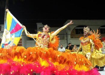 Carnaval tem folia para todos os gostos, desfile das escolas de samba, Feira Bolívia e Maiara e Maraísa