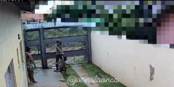 Vídeo: Padrasto flagrado quebrando cabo de vassoura em menino alega que “b4tia” para ‘corrigi-lo; eles foram liberados