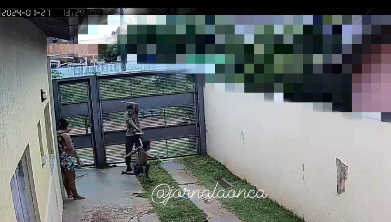 Vídeo: menino é espancado com cabo de vassoura no Noroeste; imagens são fortes 