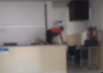 Vídeo: Crianças correm e sobem em balcão de USF, são filmadas por paciente e situação divide opiniões 