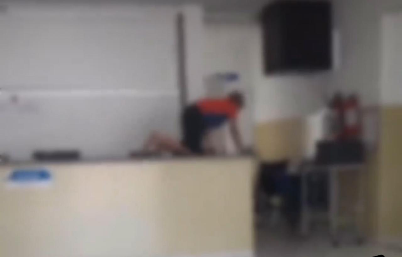 Vídeo: Crianças correm e sobem em balcão de USF, são filmadas por paciente e situação divide opiniões 
