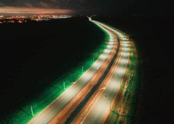 Obra de iluminação solar no anel viário de Ponta Porã avança para a reta final com 75% de execução